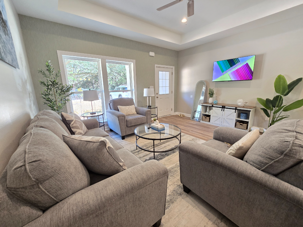 Walking distance to Beach Park Monthly Rental With Open Layout And King Suite With Kayak And Outdoor - Photo 4