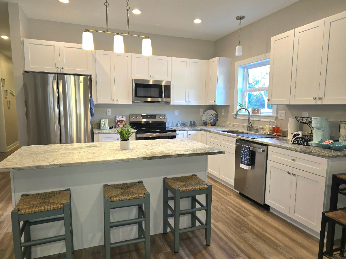 Walking distance to Beach Park Monthly Rental With Open Layout And King Suite With Kayak And Outdoor - Photo 6