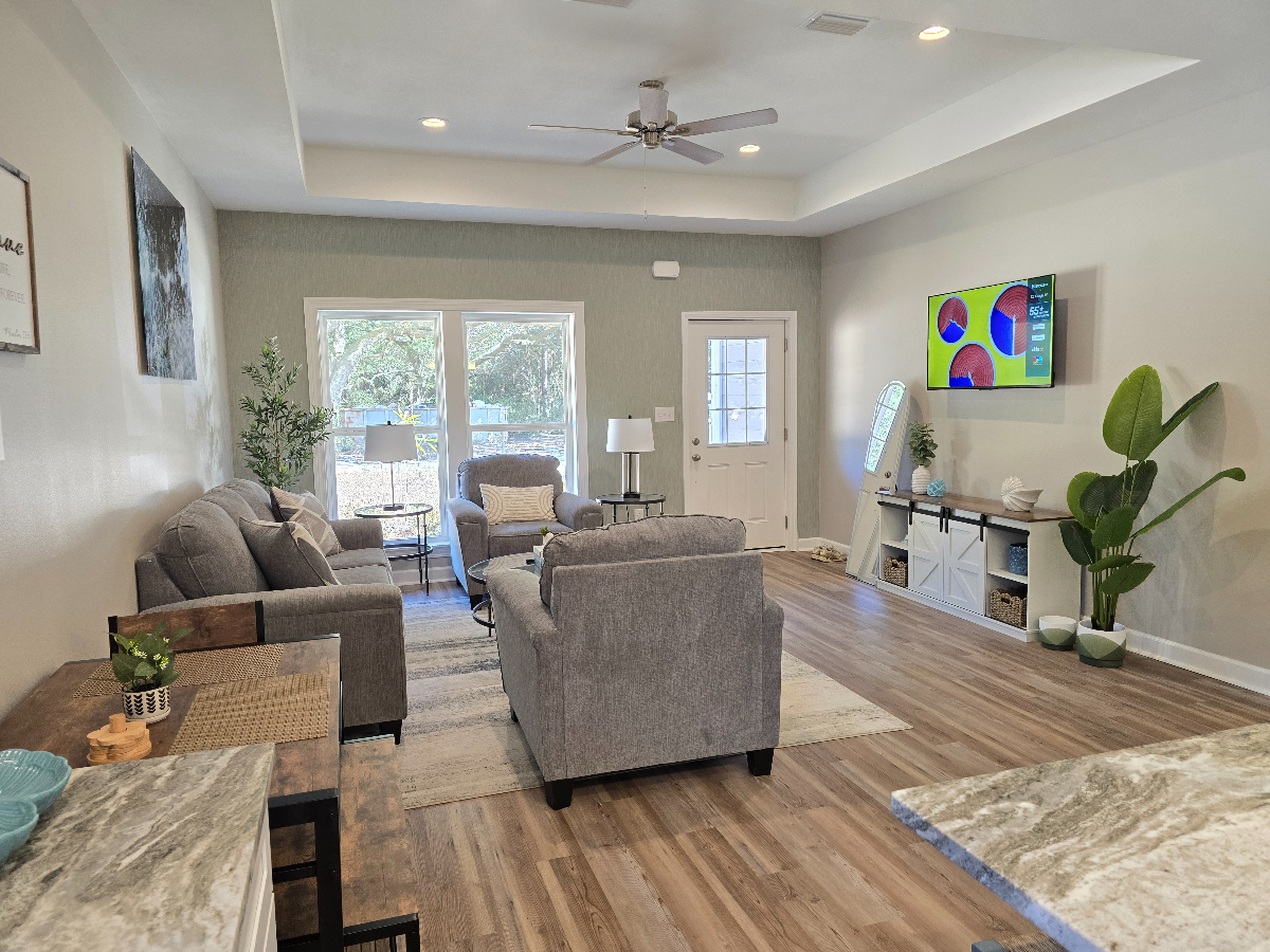 Walking distance to Beach Park Monthly Rental With Open Layout And King Suite With Kayak And Outdoor - Photo 5