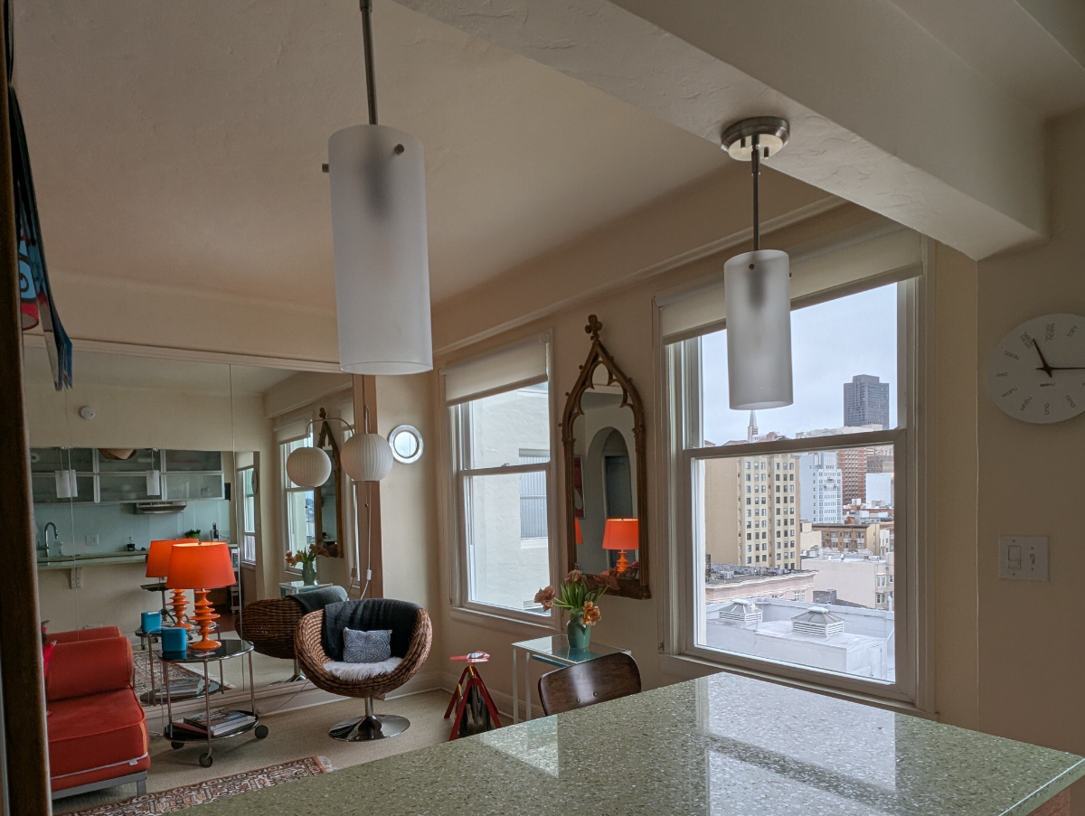 Furnished studio with beautiful Bay and downtown views - Photo 2