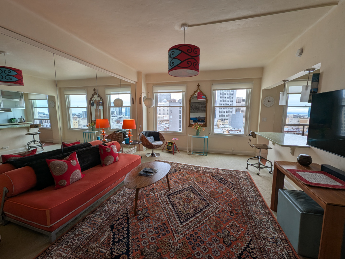 Furnished studio with beautiful Bay and downtown views - Photo 1
