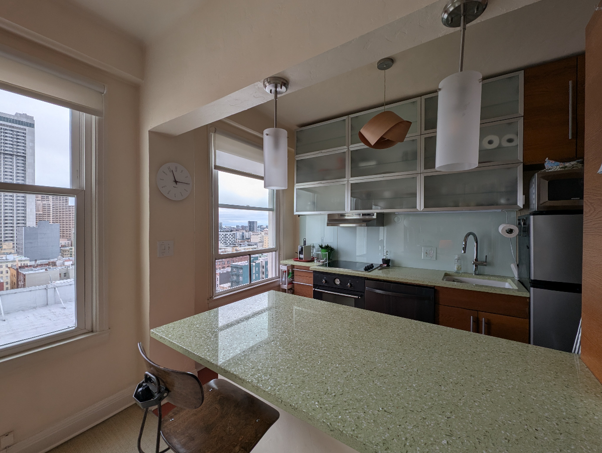 Furnished studio with beautiful Bay and downtown views - Photo 3