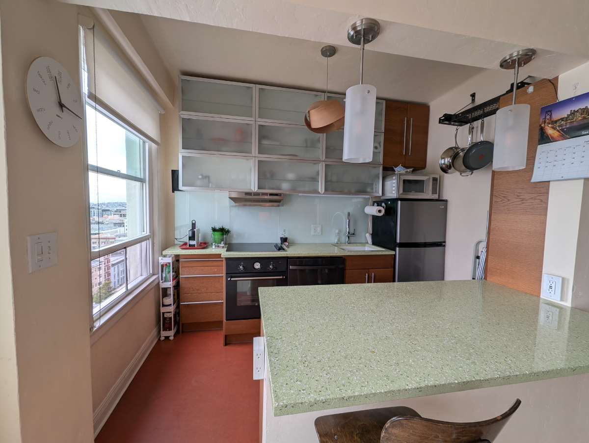Furnished studio with beautiful Bay and downtown views - Photo 5