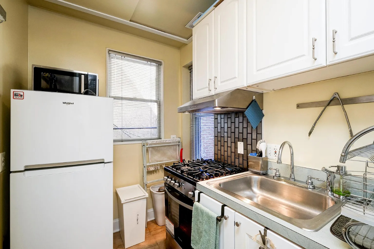 Charming Furnished Studio with Private Balcony in Quiet Victorian Home - Photo 4