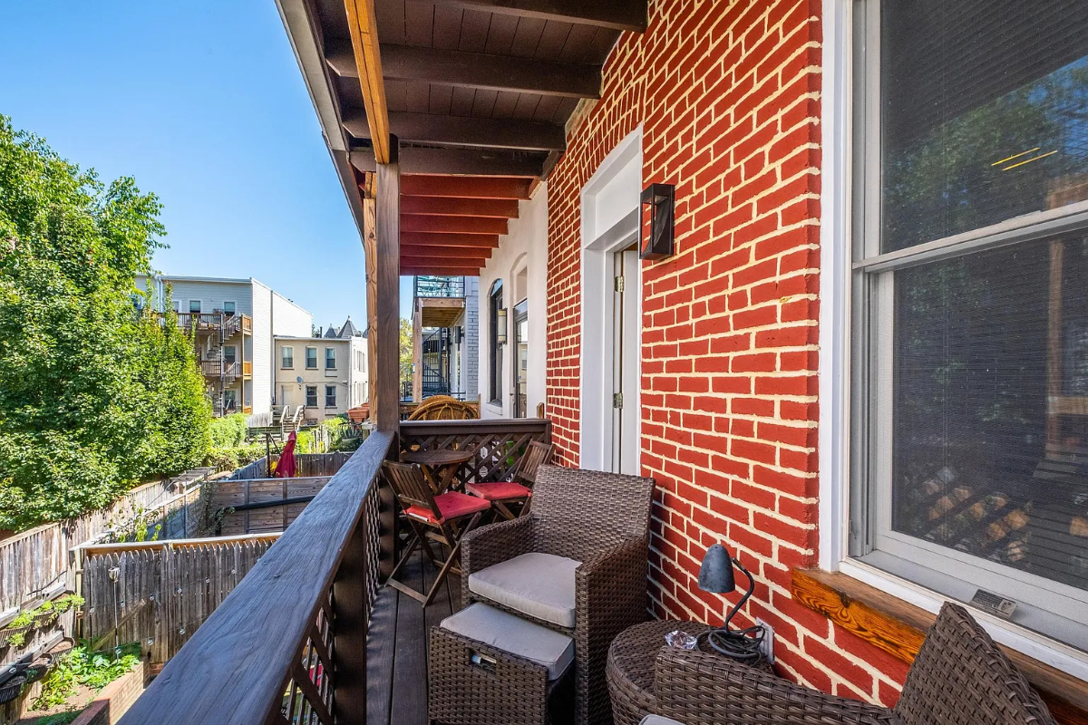 Charming Furnished Studio with Private Balcony in Quiet Victorian Home - Photo 2