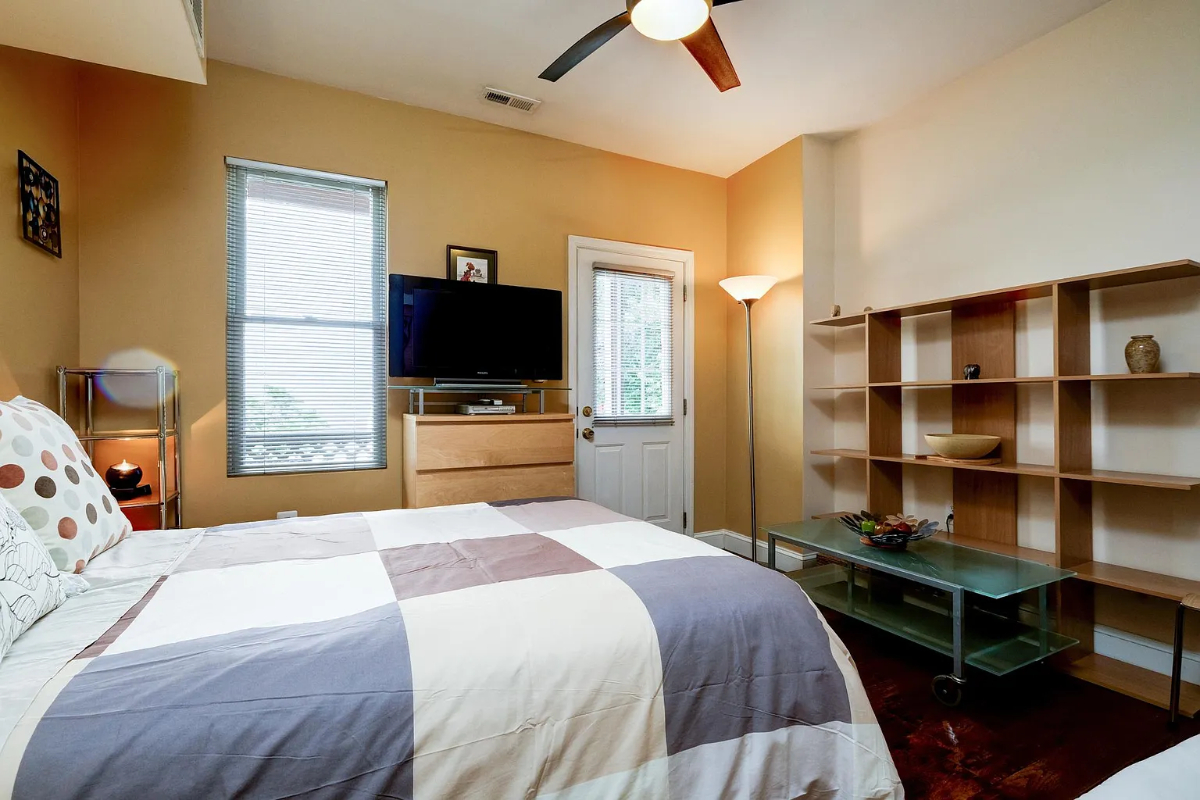 Charming Furnished Studio with Private Balcony in Quiet Victorian Home - Photo 1