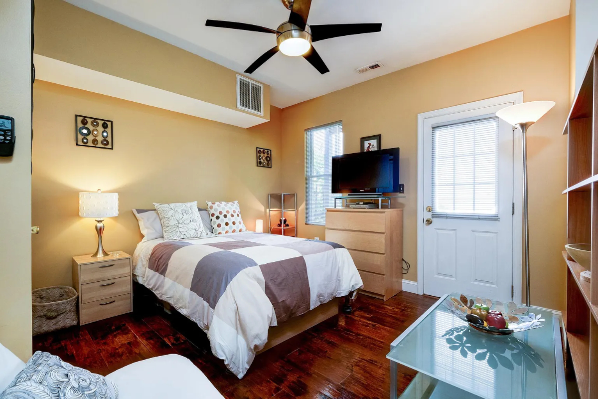 Charming Furnished Studio with Private Balcony in Quiet Victorian Home - Photo 3