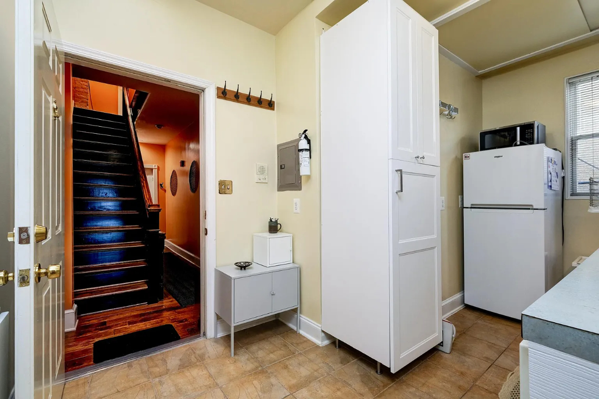 Charming Furnished Studio with Private Balcony in Quiet Victorian Home - Photo 6
