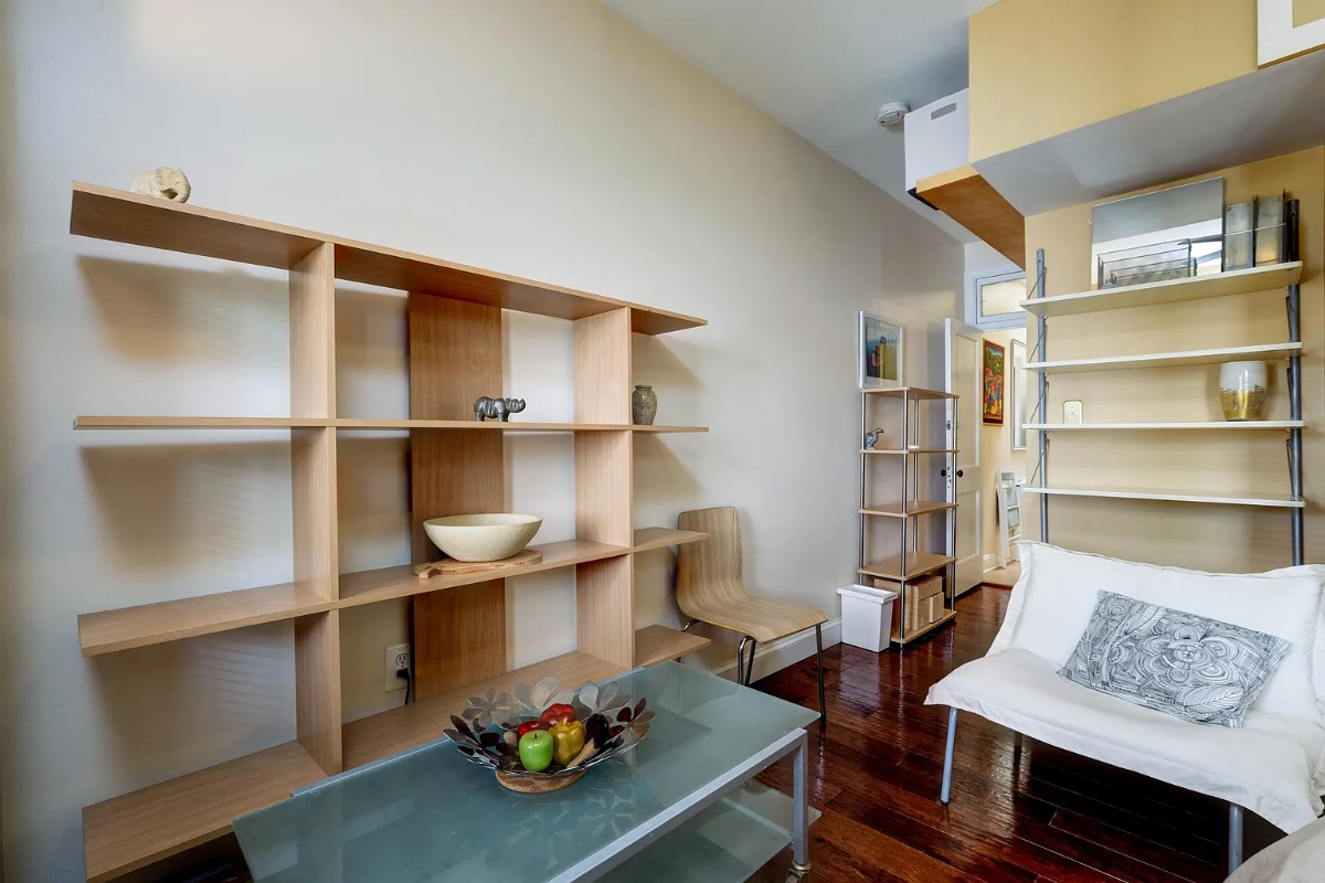 Charming Furnished Studio with Private Balcony in Quiet Victorian Home - Photo 10