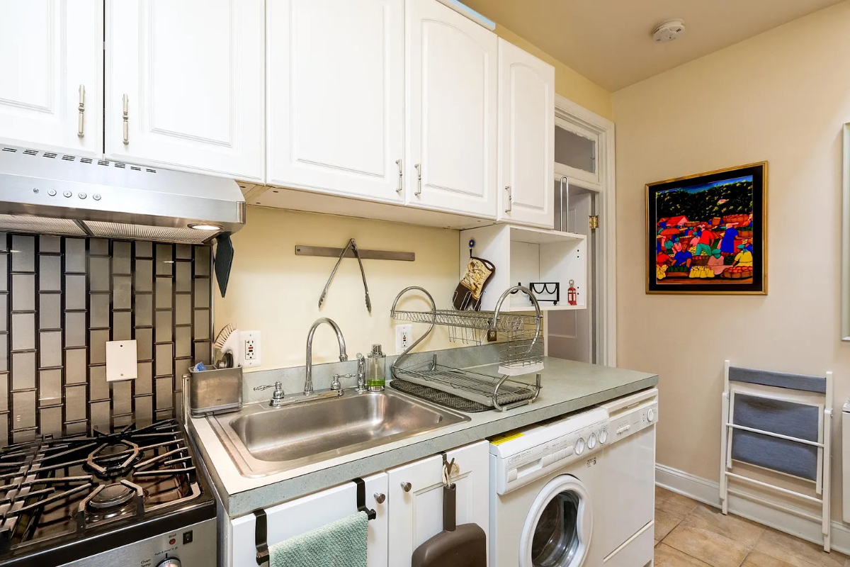 Charming Furnished Studio with Private Balcony in Quiet Victorian Home - Photo 12