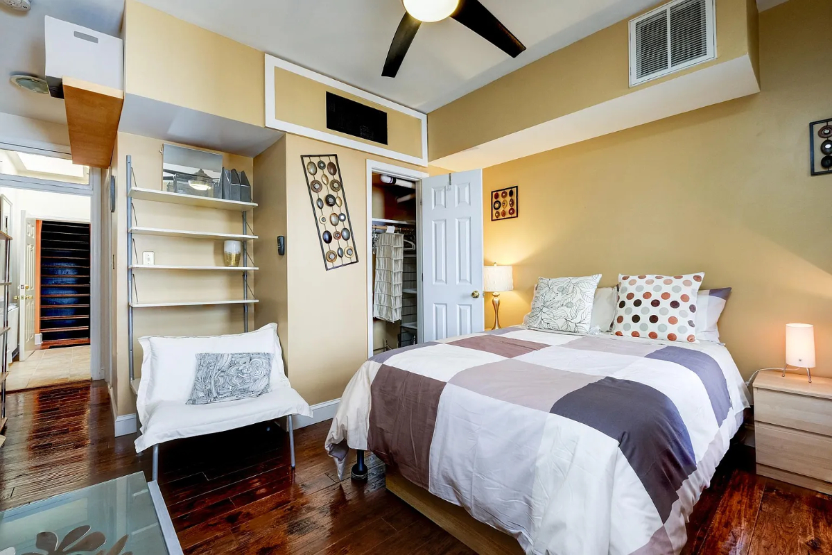 Charming Furnished Studio with Private Balcony in Quiet Victorian Home - Photo 7