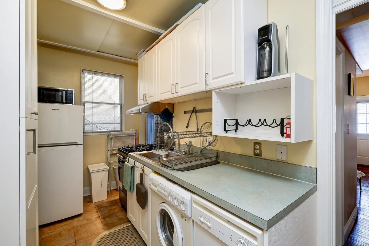 Charming Furnished Studio with Private Balcony in Quiet Victorian Home - Photo 5