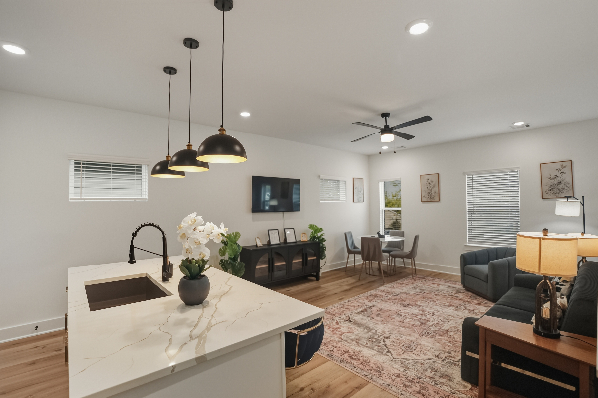 Stylish Modern 3BR near IAH & Downtown perfect for families, groups, or business travel. Enjoy a bright living room with Smart TV, fast WiFi