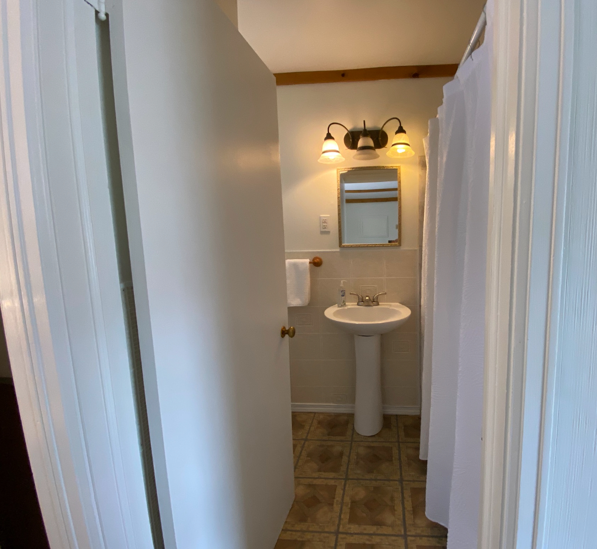 Fully Furnished Cottage in East Dorset, VT with all utilities included - Photo 4
