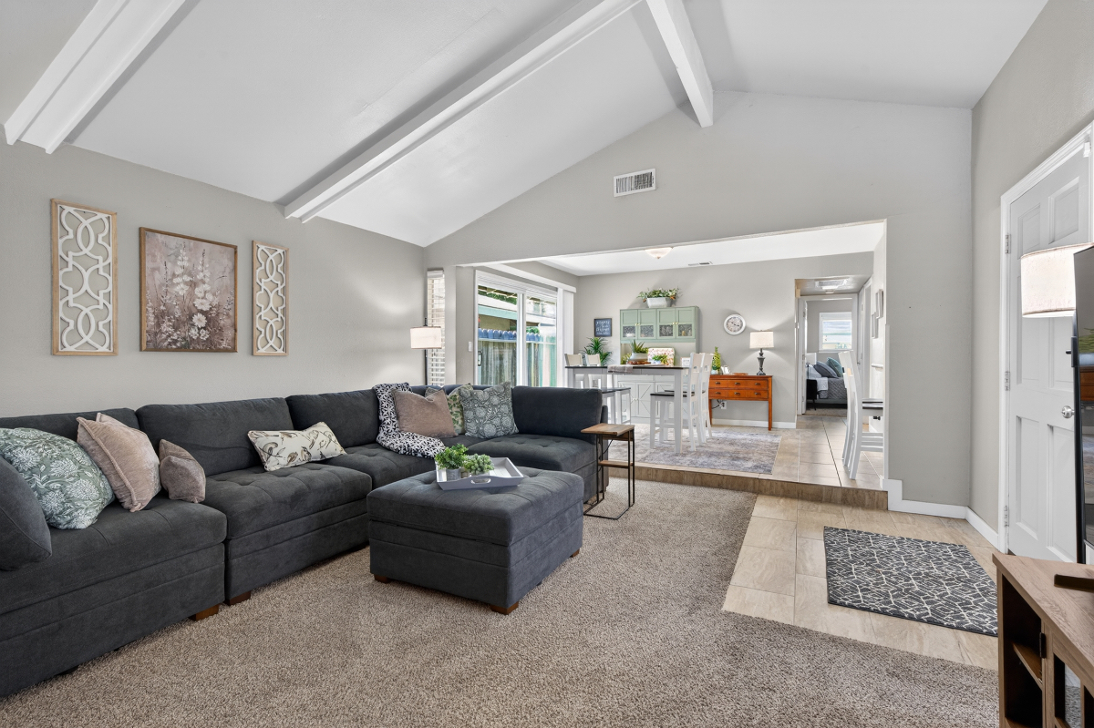 Mid-Term/Flexible Lincoln Village West Retreat - Turn-Key Home for Traveling Pros - Photo 1