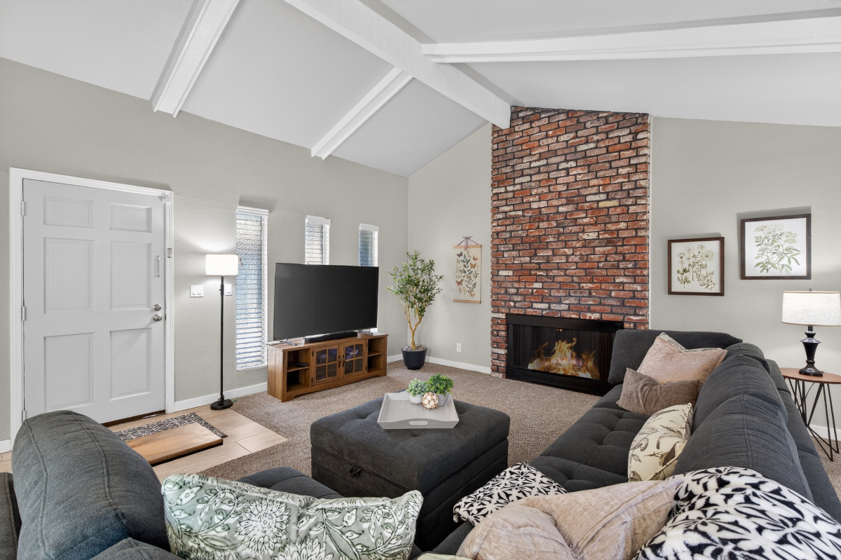 Mid-Term/Flexible Lincoln Village West Retreat - Turn-Key Home for Traveling Pros - Photo 4