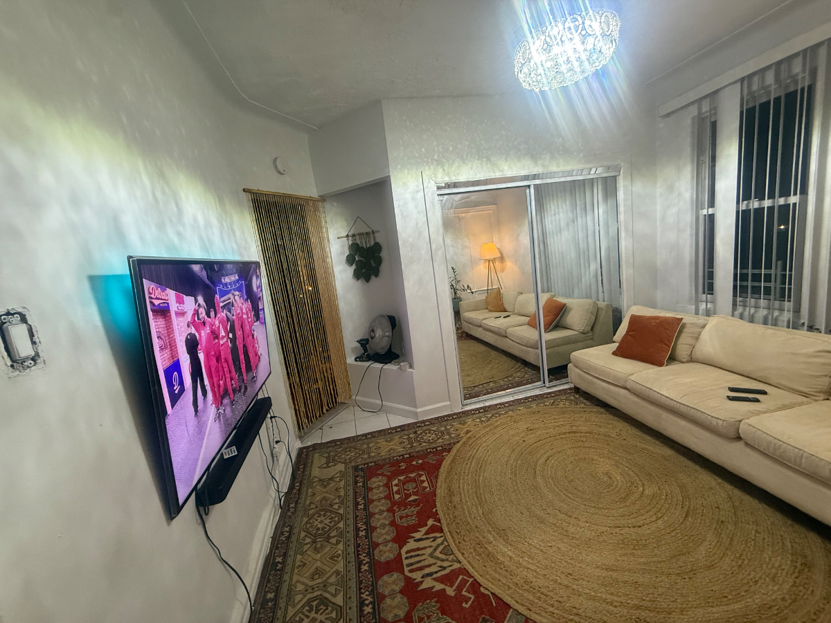 Cozy two bedroom apartment  great location - Photo 12