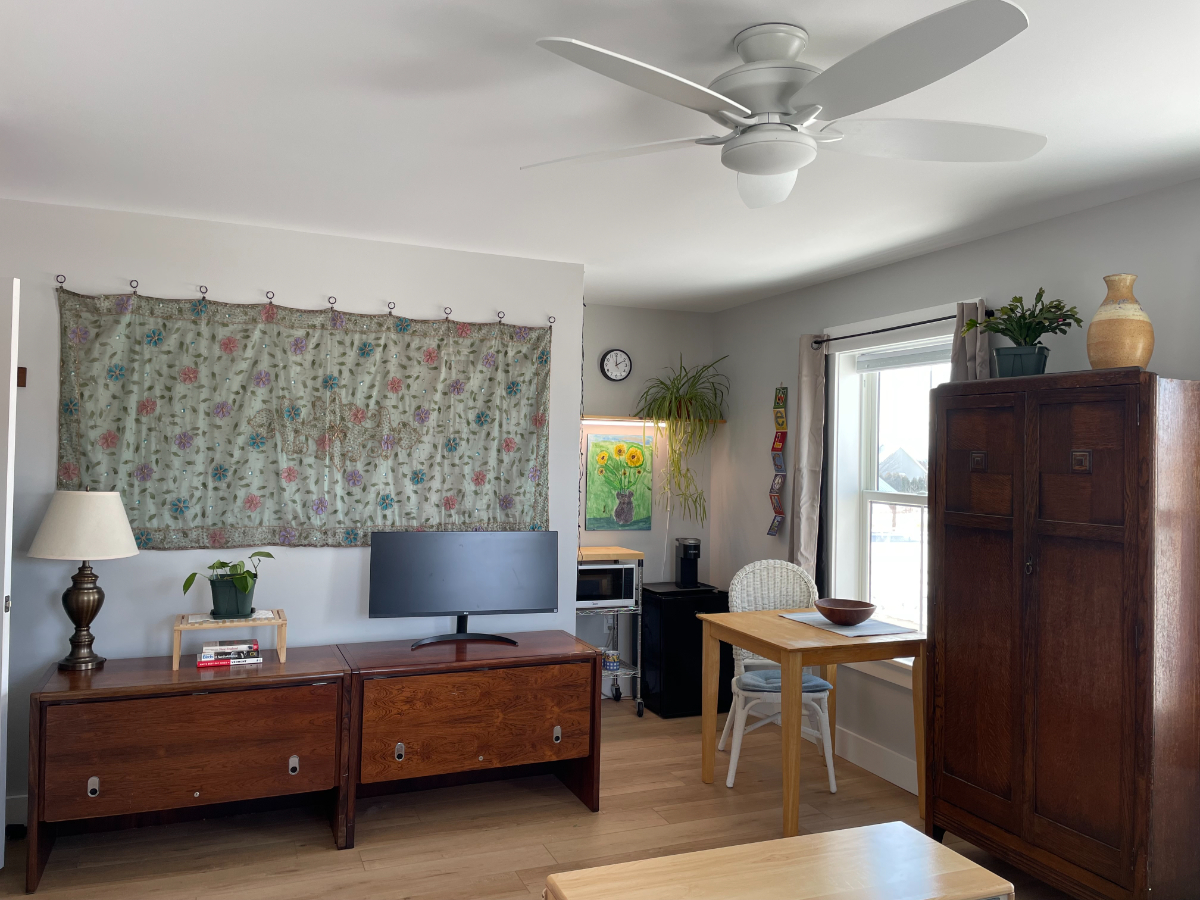 Easy drive to UVM and UVM Medical Center - bright, comfortable bedrooms in a welcoming home - minute - Photo 2