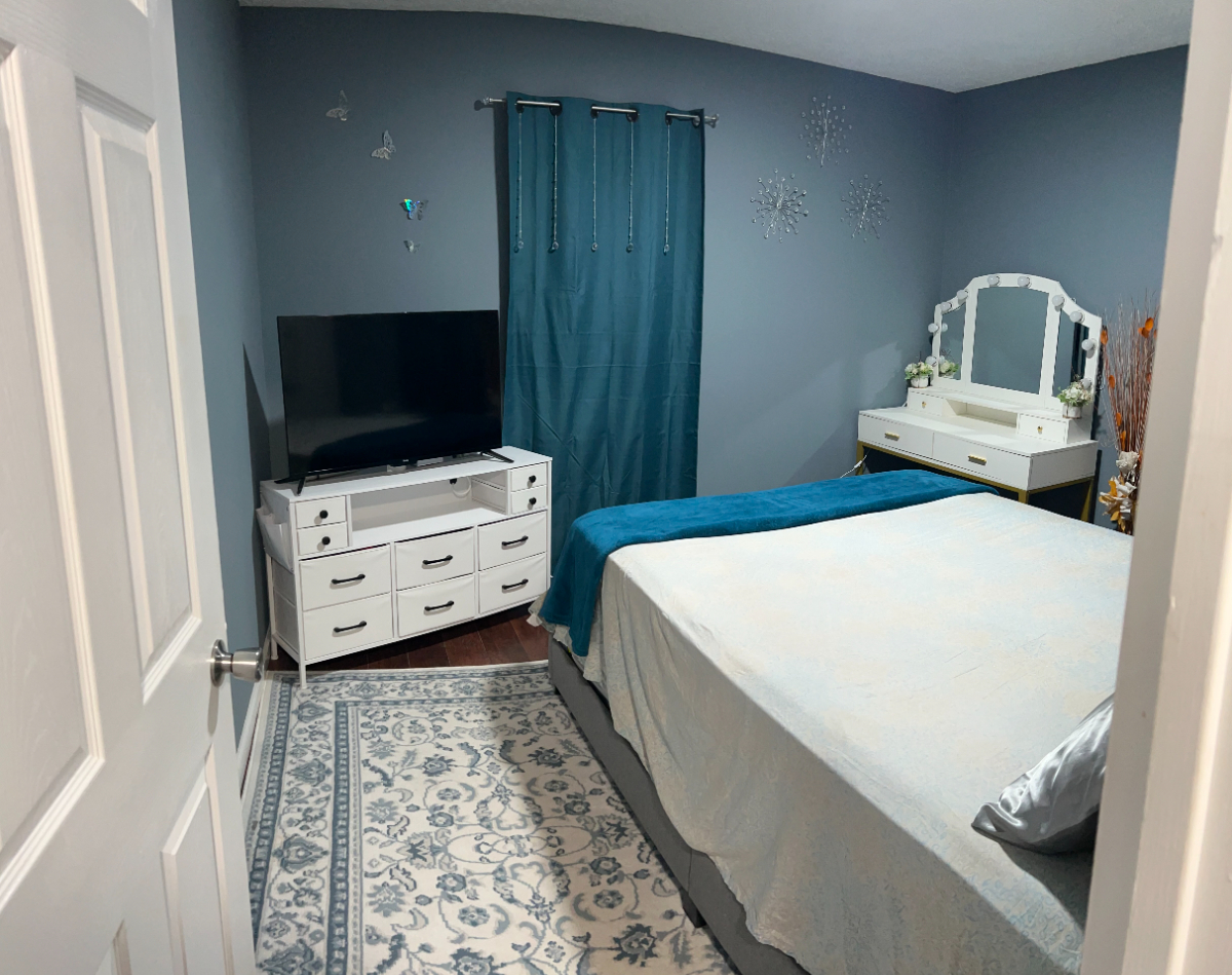 Cozy Queen Bedroom in Shared Home with Backyard and Off Street Parking