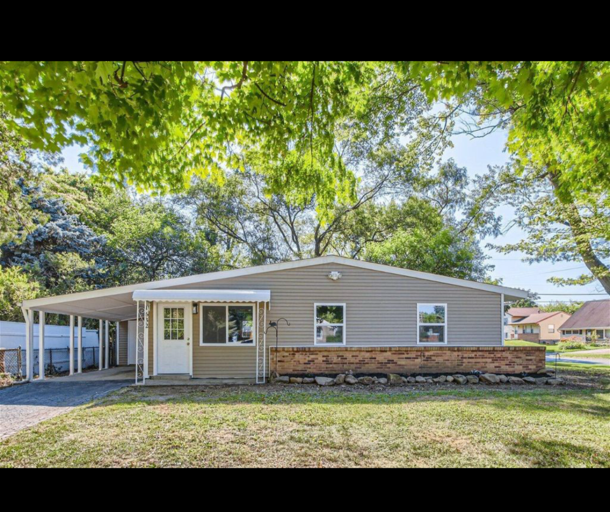 Cozy Queen Bedroom in Shared Home with Backyard and Off Street Parking - Photo 10