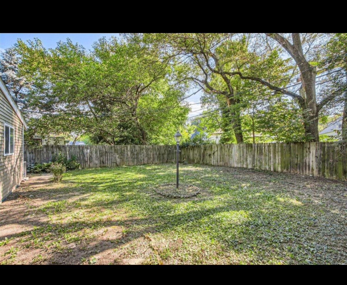 Cozy Queen Bedroom in Shared Home with Backyard and Off Street Parking - Photo 11