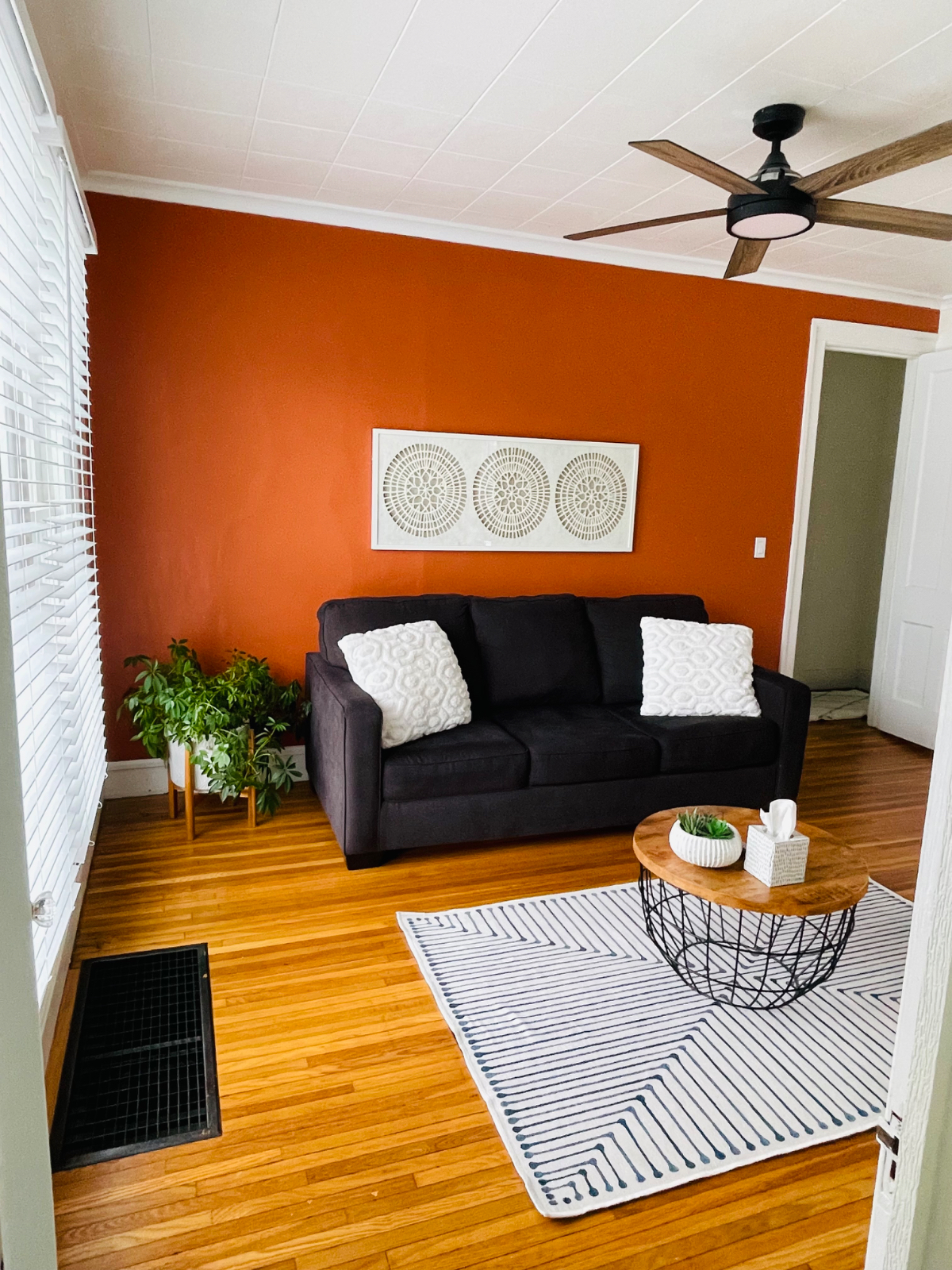 Large One Bedroom w/ Ample Private Parking - Photo 2