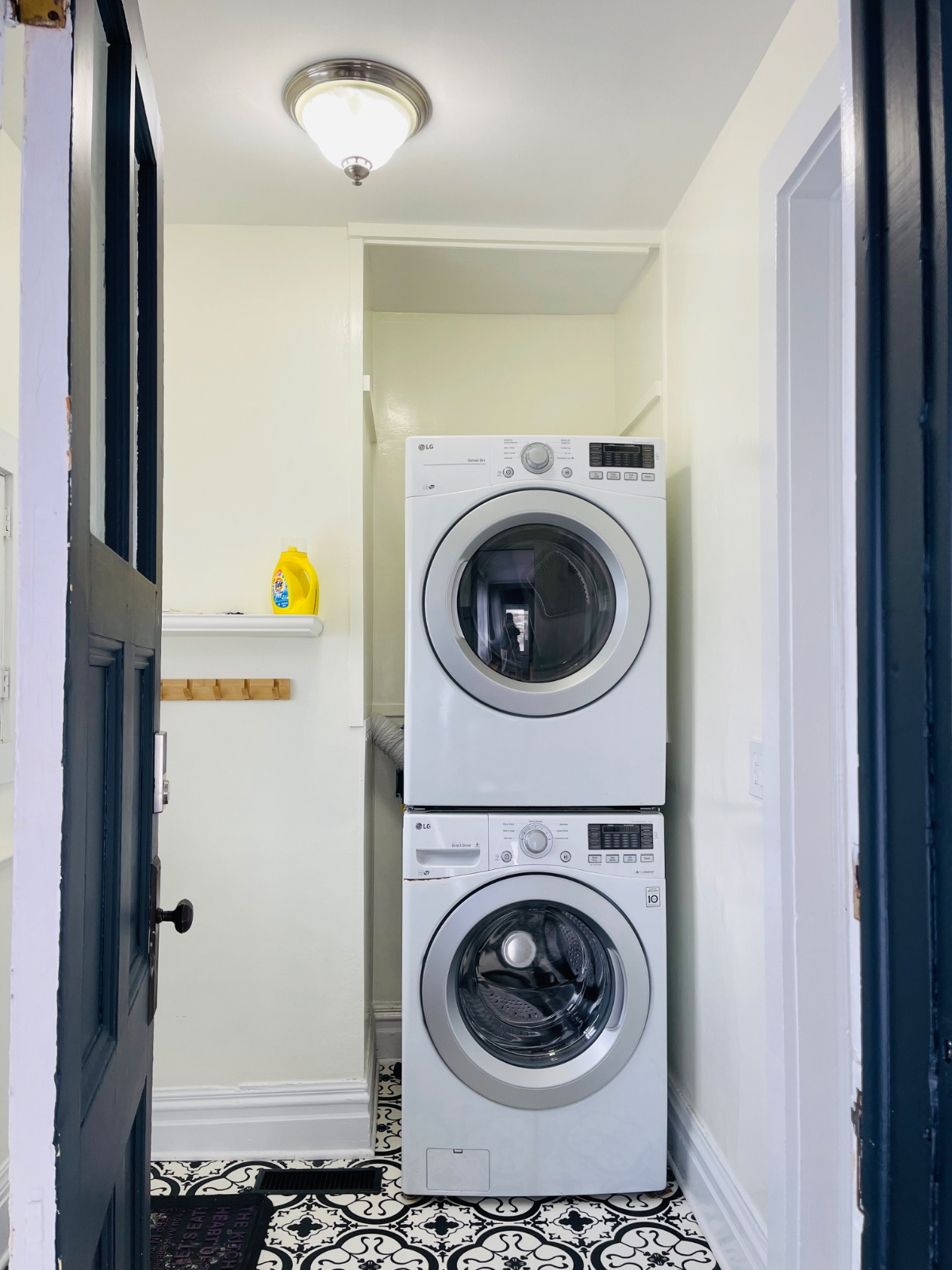Large One Bedroom w/ Ample Private Parking - Photo 10