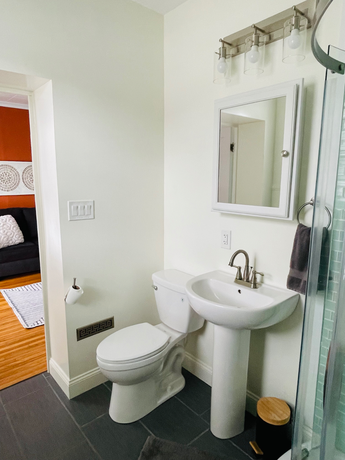 Large One Bedroom w/ Ample Private Parking - Photo 7