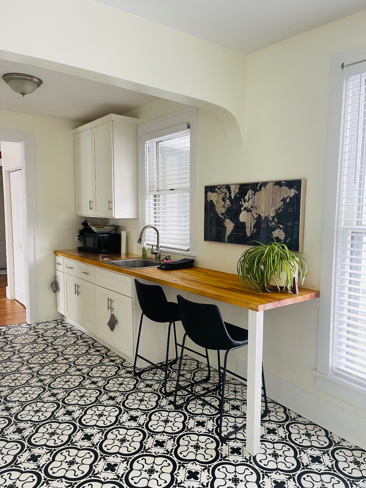 Large One Bedroom w/ Ample Private Parking - Photo 8