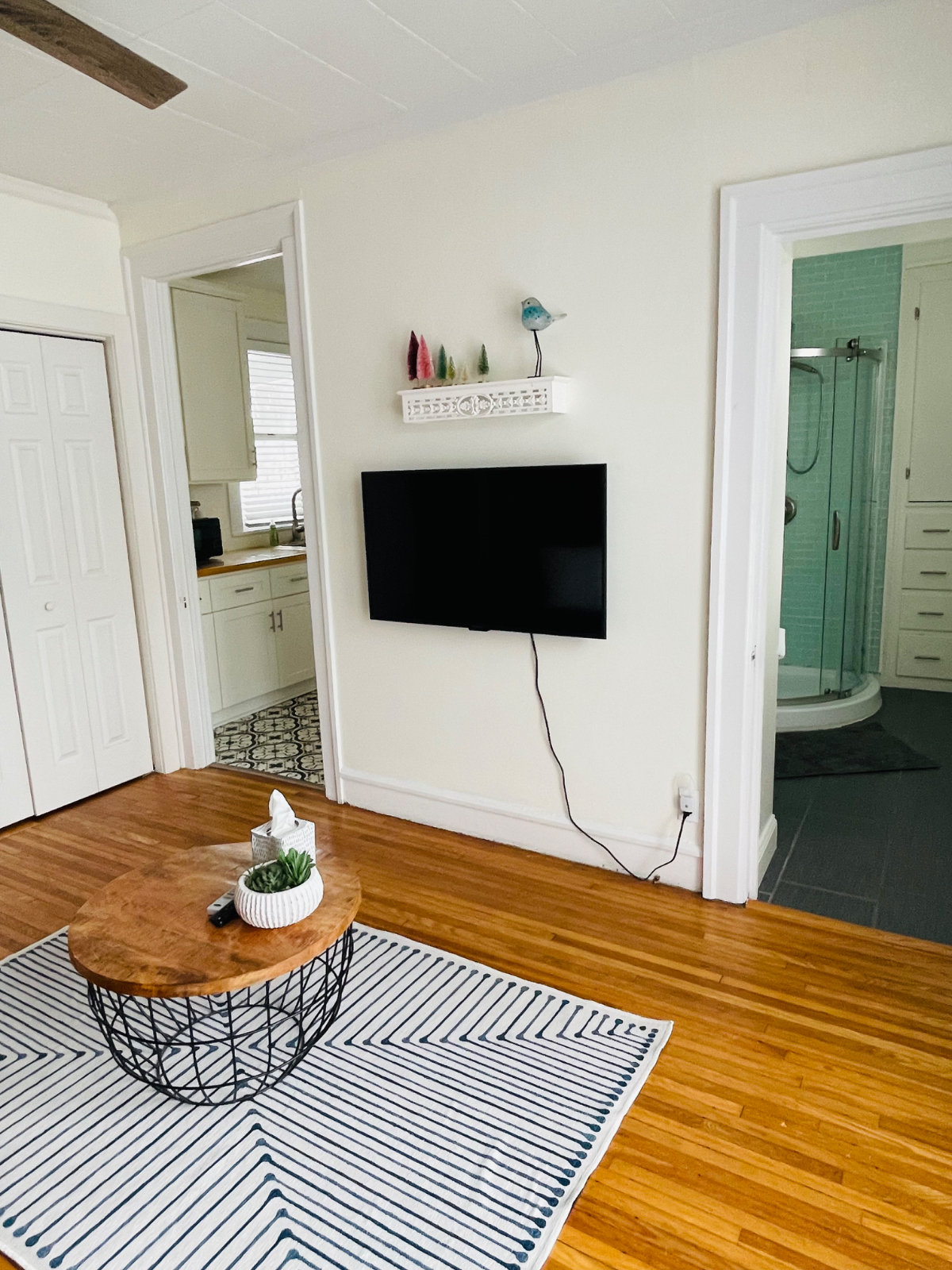Large One Bedroom w/ Ample Private Parking - Photo 3
