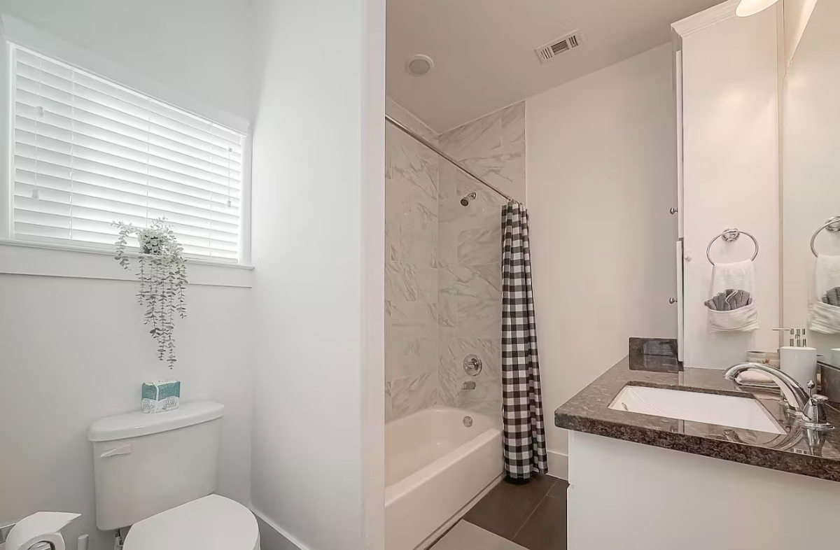 Luxurious 3 Story Home Near Medical Center - Downtown - Photo 12