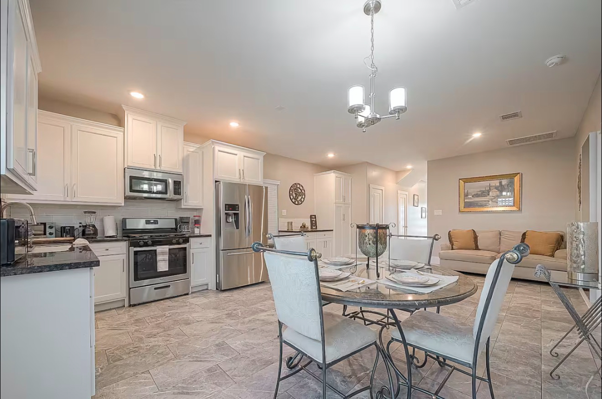 Luxurious 3 Story Home Near Medical Center - Downtown - Photo 4