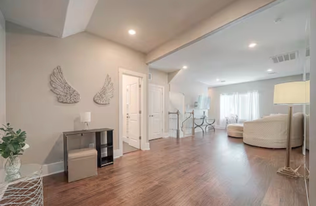 Luxurious 3 Story Home Near Medical Center - Downtown - Photo 10