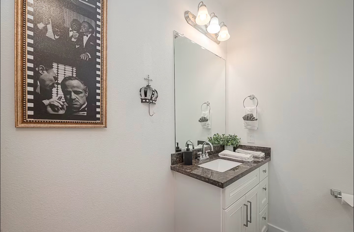 Luxurious 3 Story Home Near Medical Center - Downtown - Photo 8