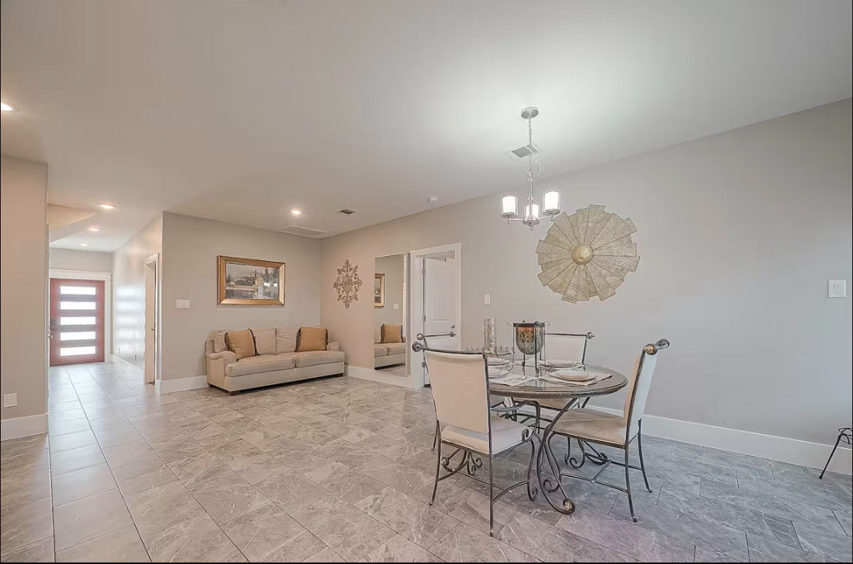 Luxurious 3 Story Home Near Medical Center - Downtown - Photo 3