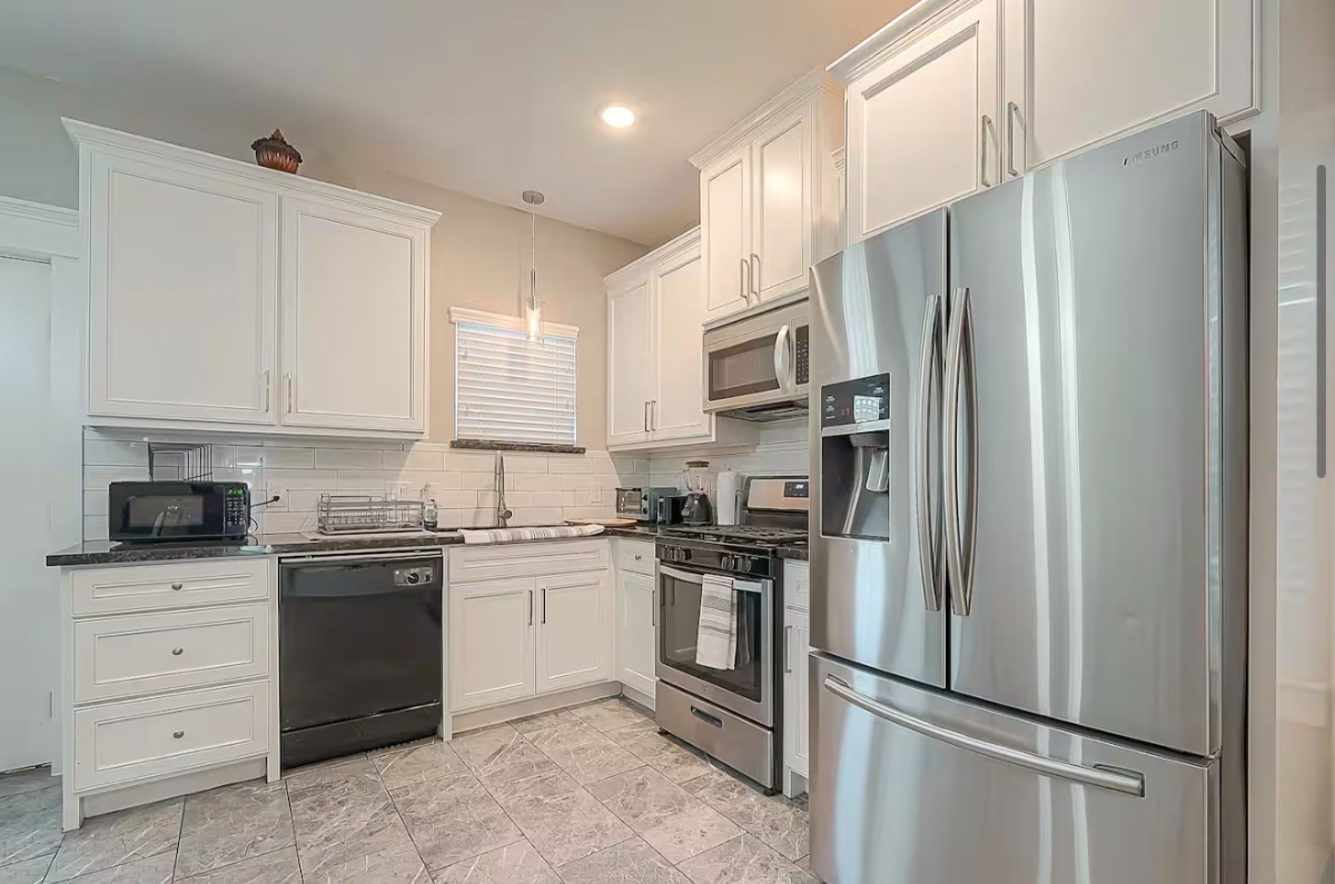 Luxurious 3 Story Home Near Medical Center - Downtown - Photo 5
