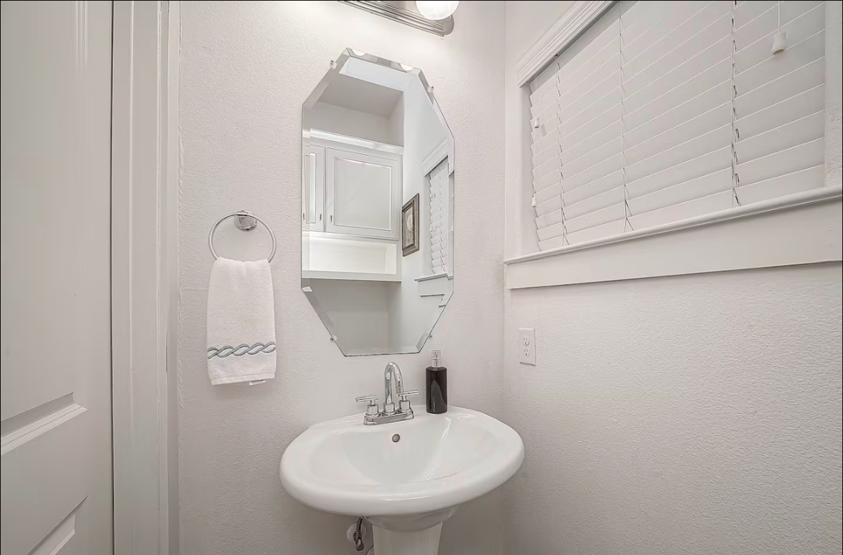 Luxurious 3 Story Home Near Medical Center - Downtown - Photo 9