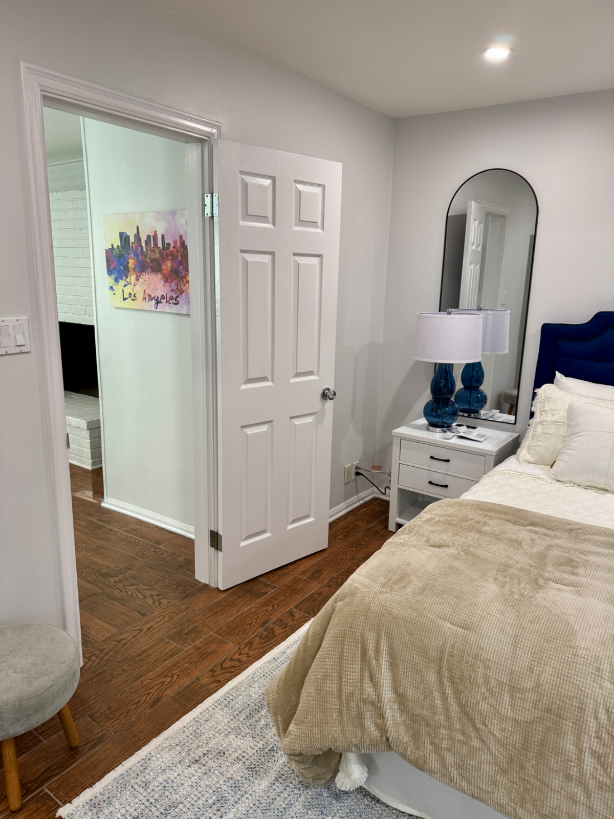 Inviting & Fully Equipped 1-BR Apartment with Utilities Included, Steps from Santa Monica & Sunset Blvd in Prime West Hollywood - Photo 5