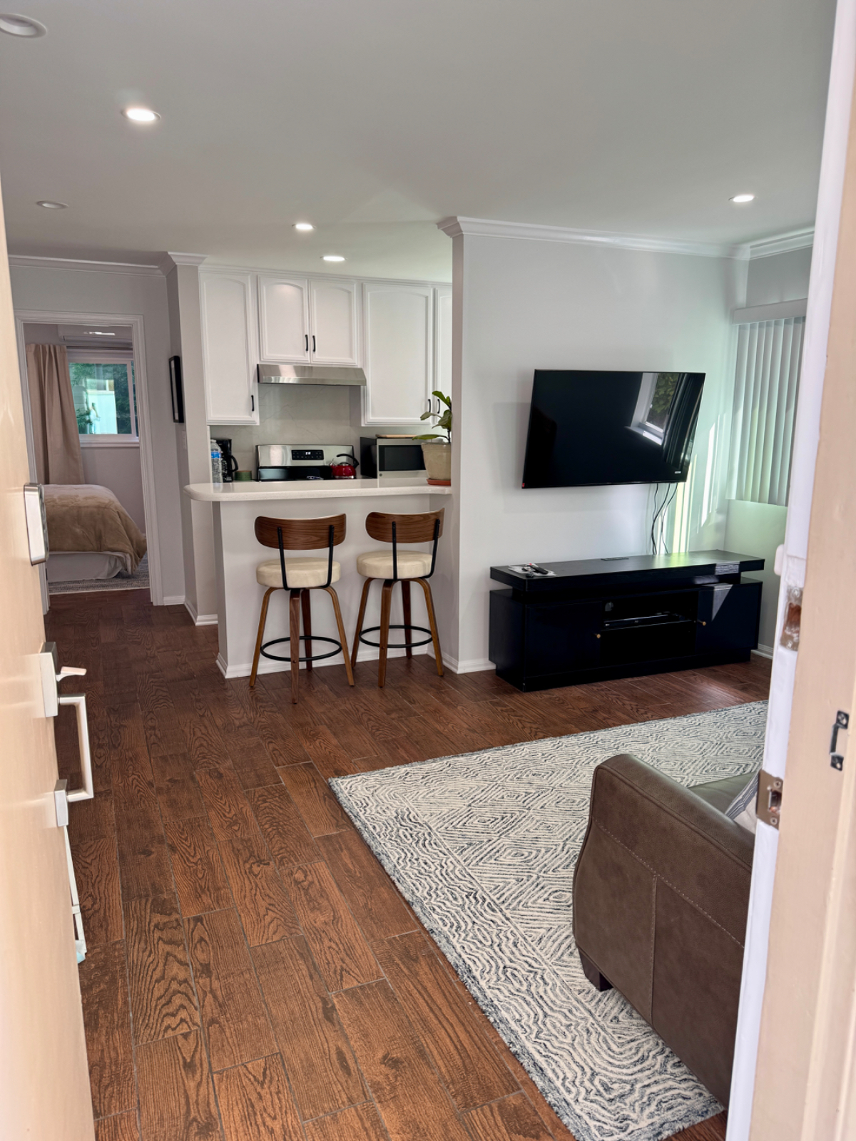 Inviting & Fully Equipped 1-BR Apartment with Utilities Included, Steps from Santa Monica & Sunset Blvd in Prime West Hollywood - Photo 1
