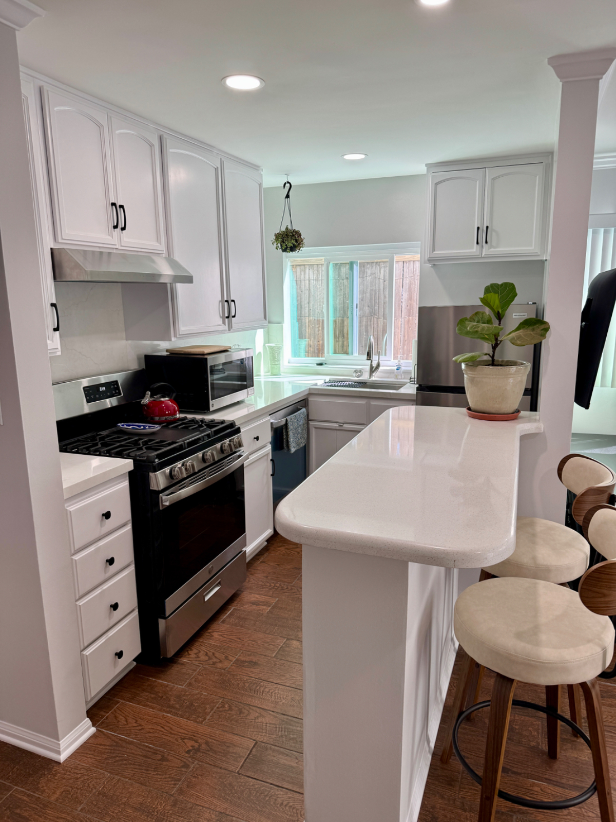 Inviting & Fully Equipped 1-BR Apartment with Utilities Included, Steps from Santa Monica & Sunset Blvd in Prime West Hollywood - Photo 4