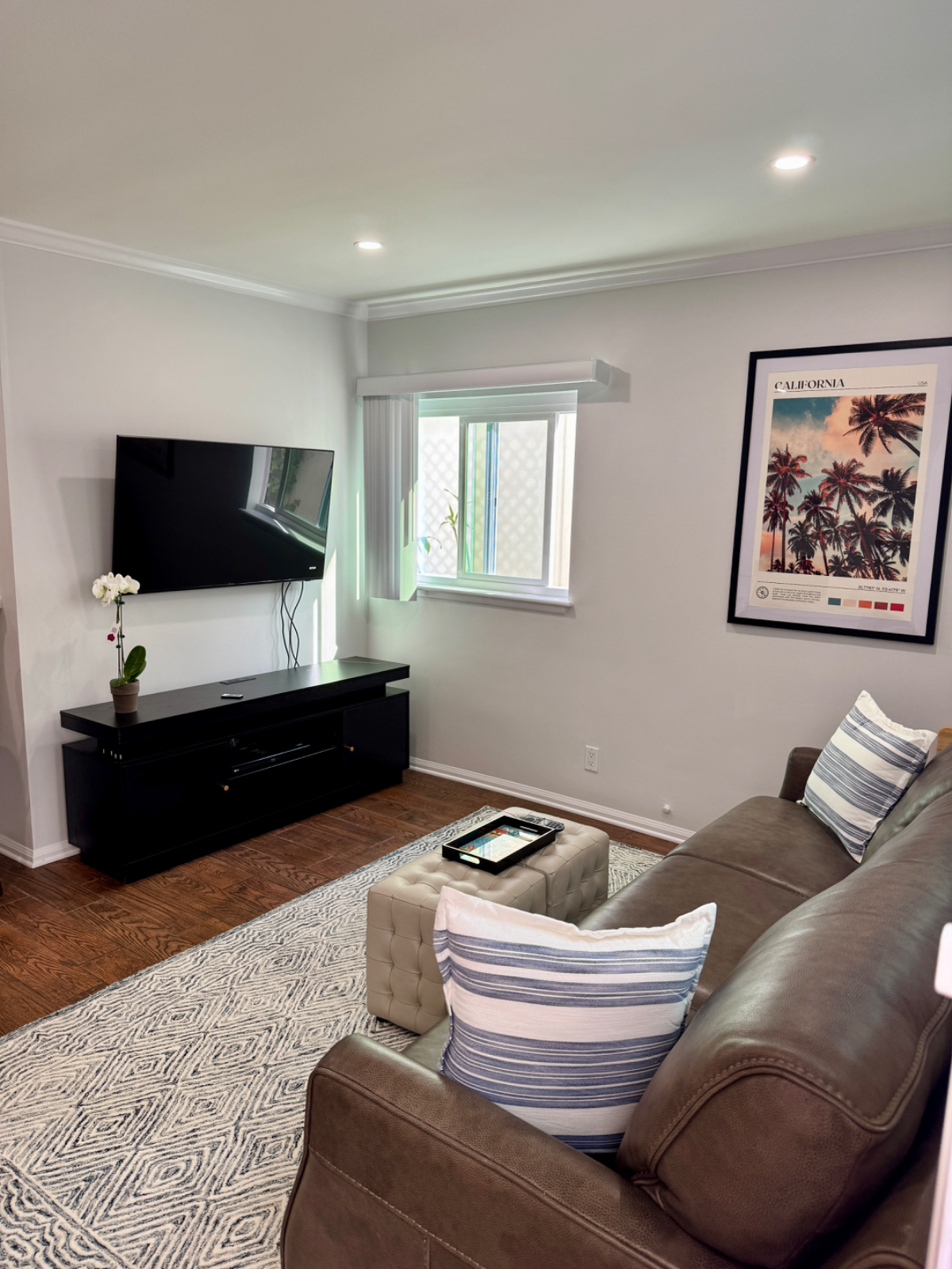 Inviting & Fully Equipped 1-BR Apartment with Utilities Included, Steps from Santa Monica & Sunset Blvd in Prime West Hollywood - Photo 2