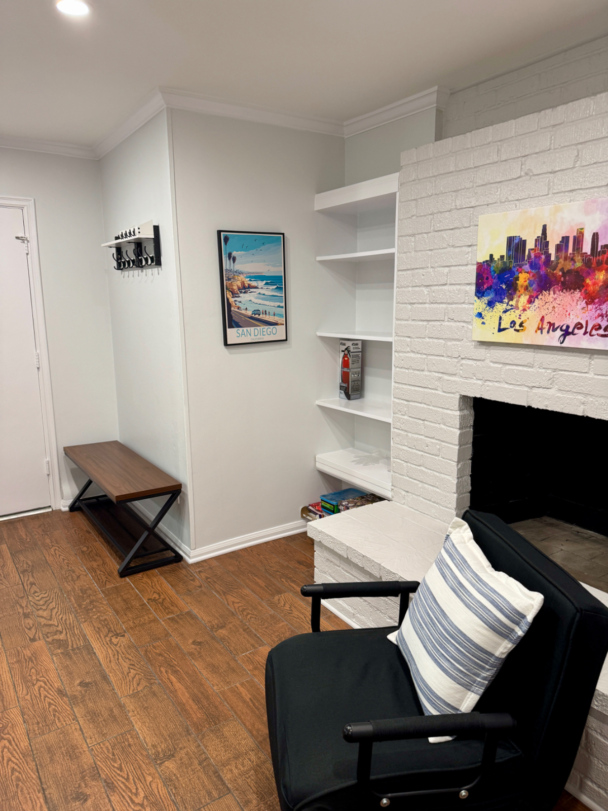 Inviting & Fully Equipped 1-BR Apartment with Utilities Included, Steps from Santa Monica & Sunset Blvd in Prime West Hollywood - Photo 3