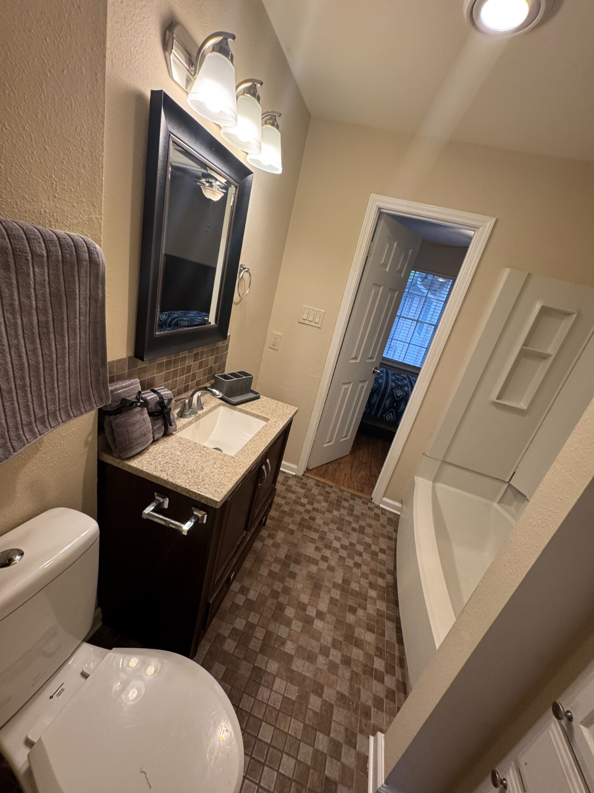South Austin 2BR with Parking and Full Kitchen - Photo 11