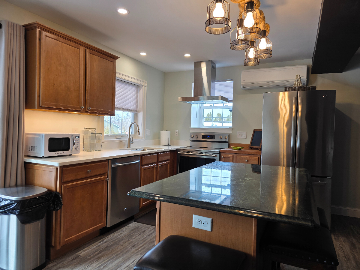 Med & Academic Retreat: Private 900SF, King Bed, Dog-Friendly, AC - Photo 5