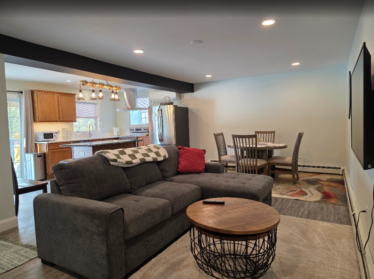 Med & Academic Retreat: Private 900SF, King Bed, Dog-Friendly, AC - Photo 2