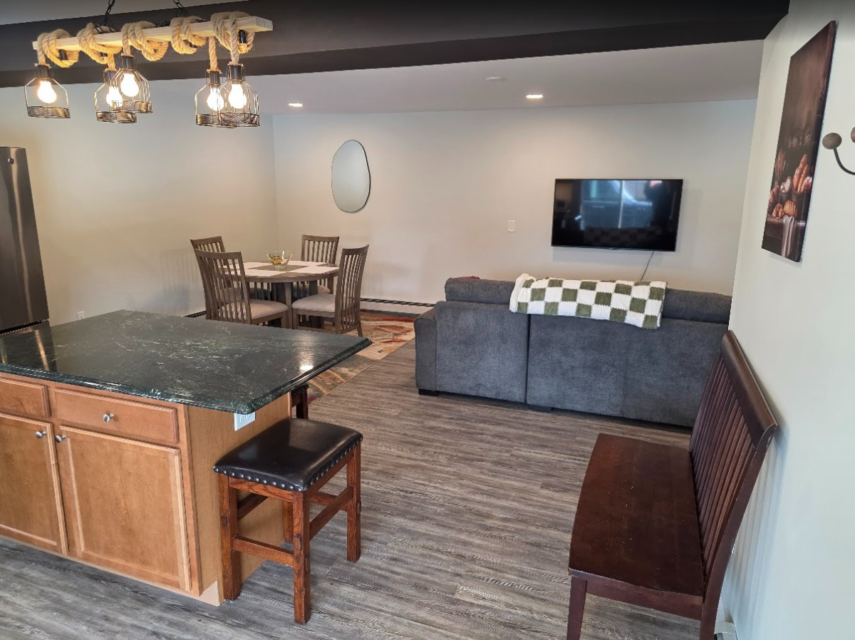 Med & Academic Retreat: Private 900SF, King Bed, Dog-Friendly, AC - Photo 3