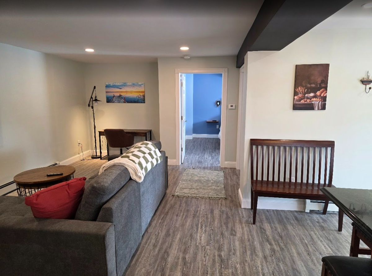 Med & Academic Retreat: Private 900SF, King Bed, Dog-Friendly, AC - Photo 10