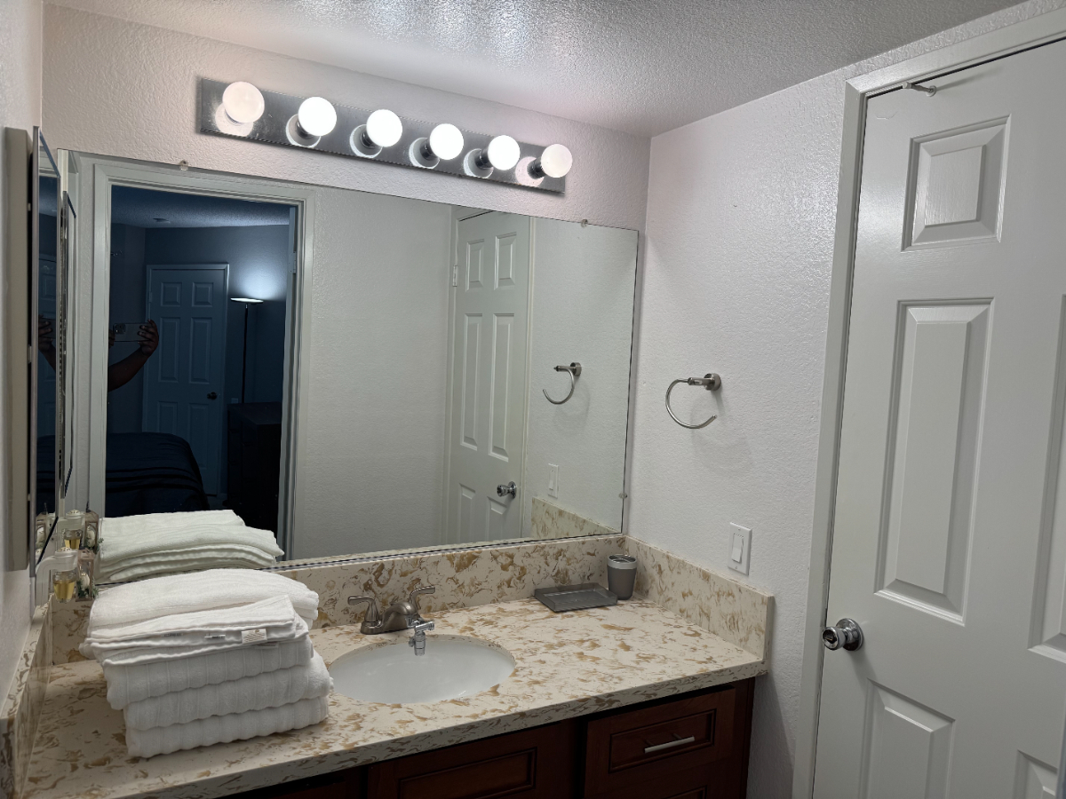 Cozy Room in Evergreen - 5 Miles to Regional Med with Private Bath & Attached Garage - Photo 2
