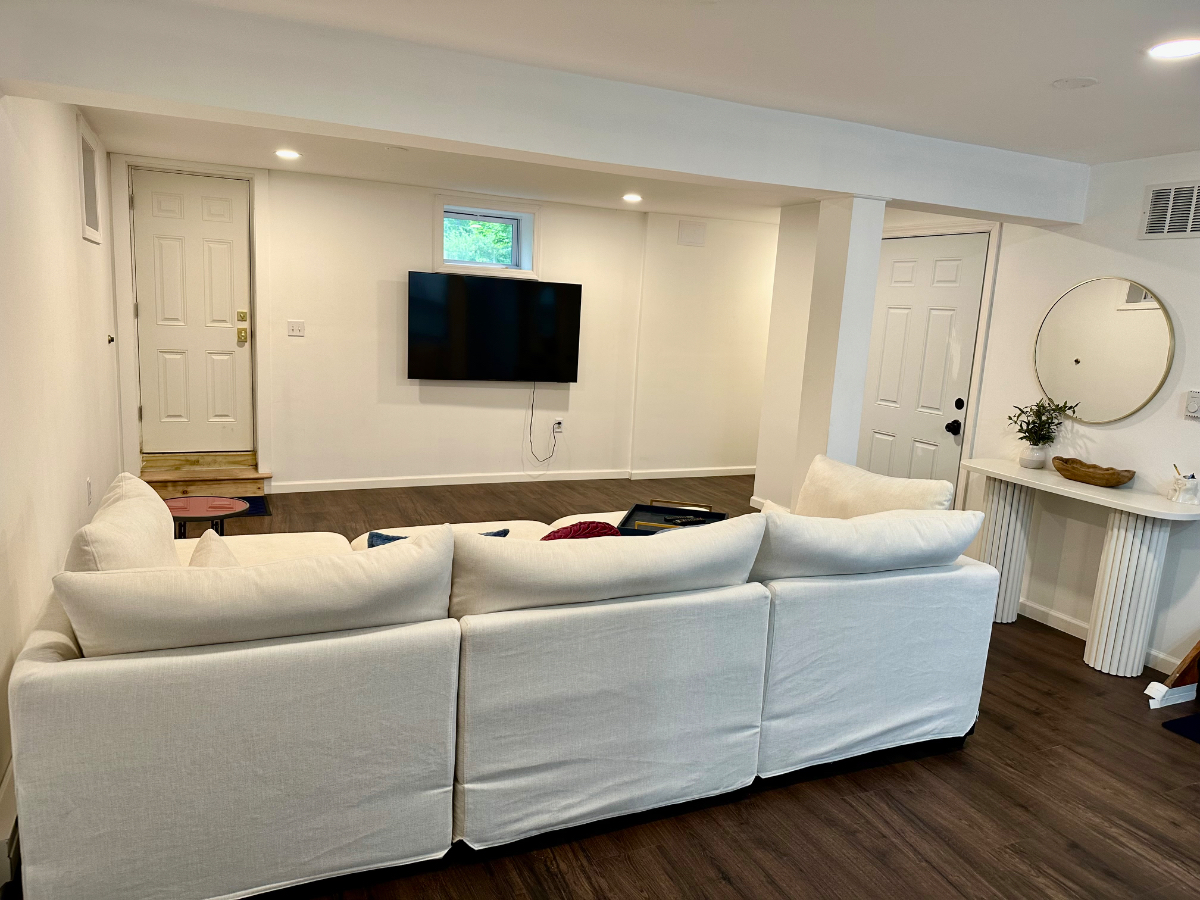 New 2 Bdrm apt. Lower level of a private home. Separate entrance. Quiet and clean. Beautifully furn - Photo 2