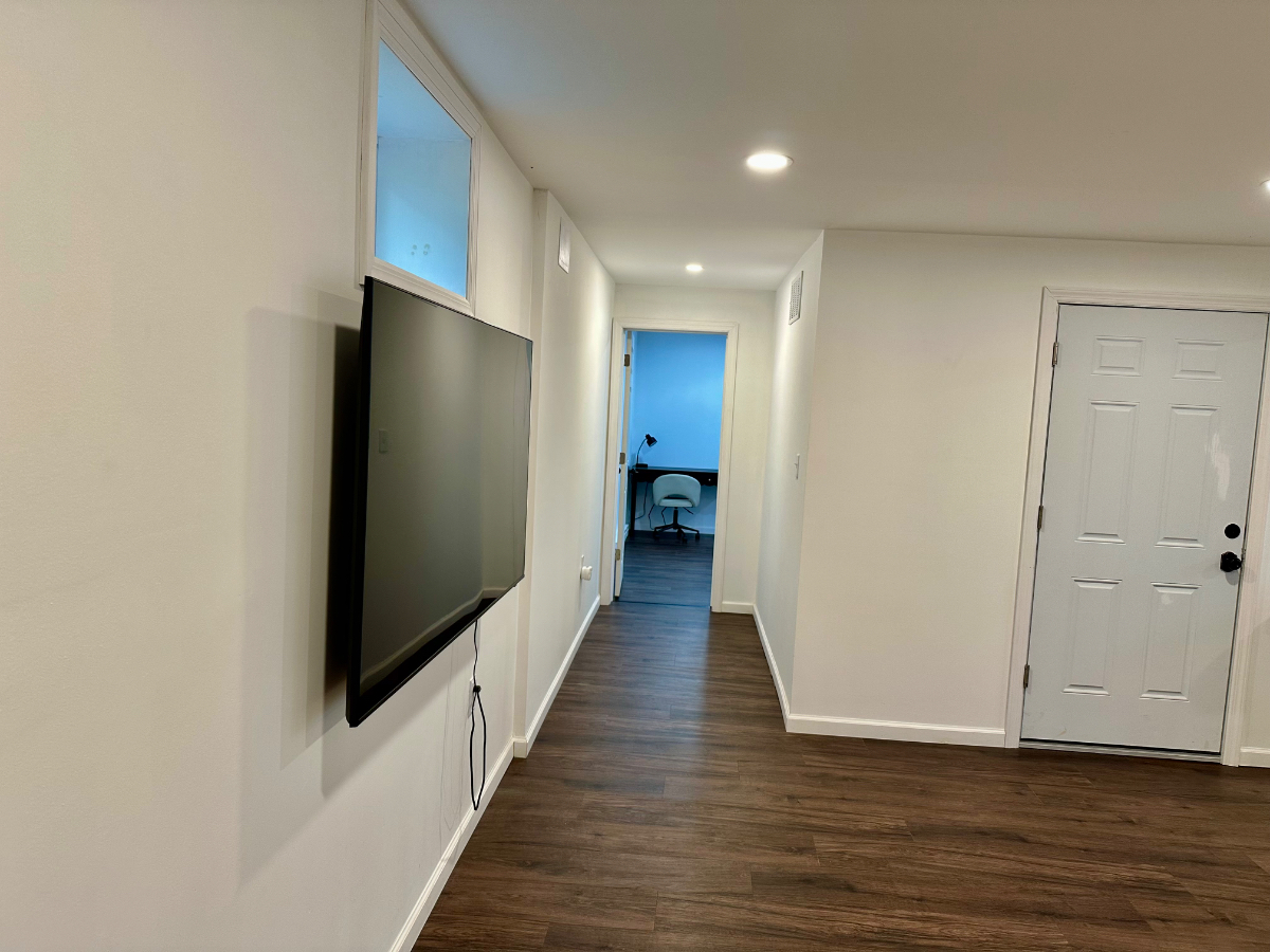 New 2 Bdrm apt. Lower level of a private home. Separate entrance.  Quiet and clean. Beautifully furn - Photo 8